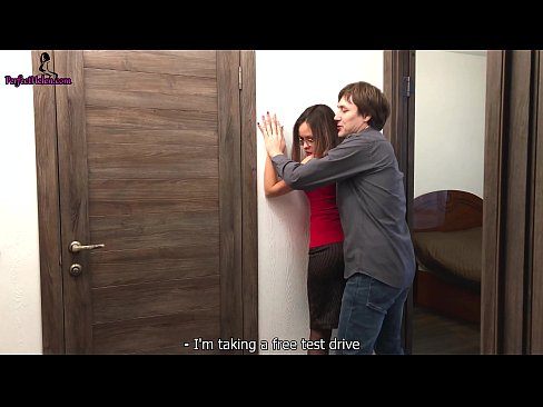 ❤️ 섹시한 부동산 중개인은 그녀의 아파트를 판매하는 동안 그녀의 음부를 관능적으로 경련시키고 잤어요 - krempai ❤❌ 섹스 비디오 우리